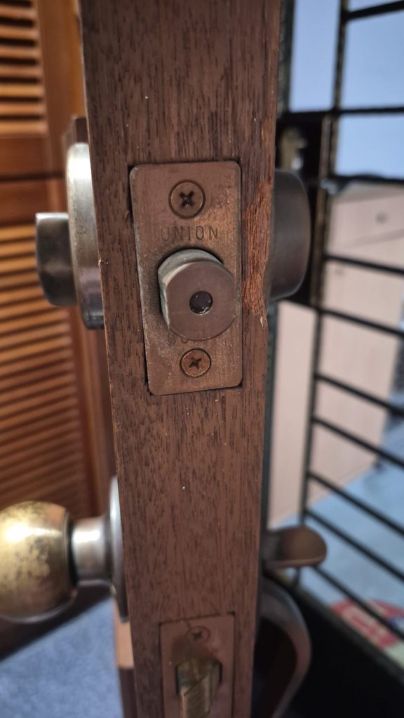 20 year plus old lock Old Deadbolt Replacement in Singapore